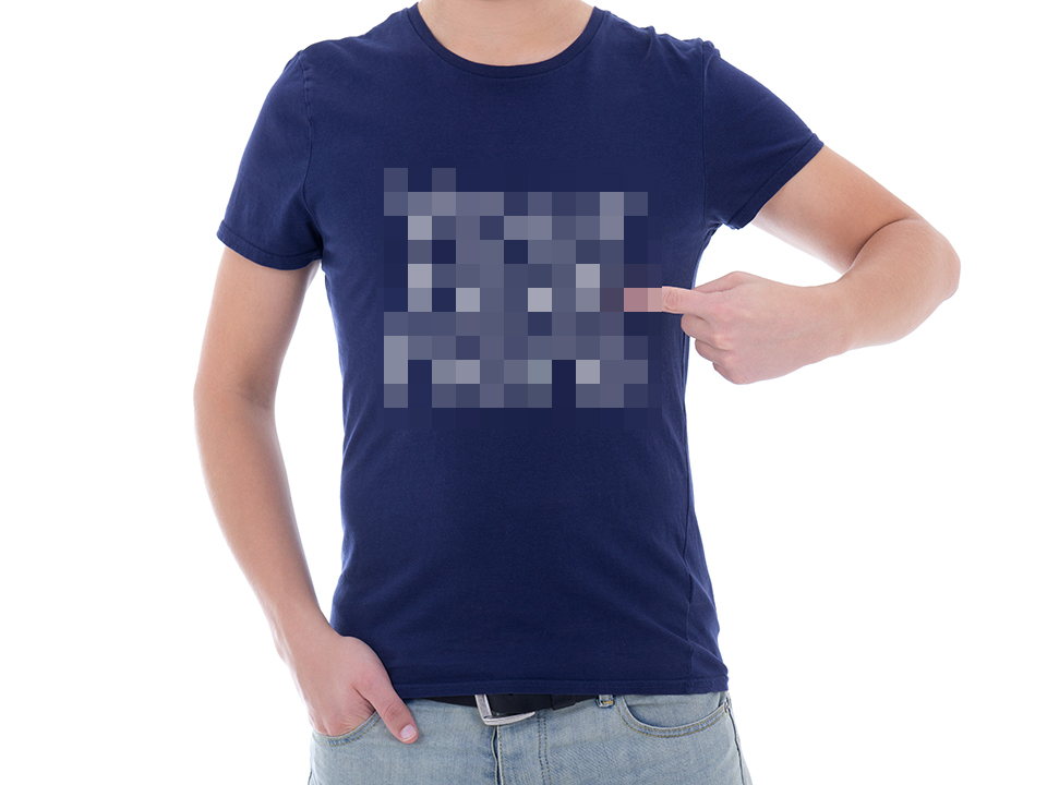 người đàn ông mặc áo censored t-shirt