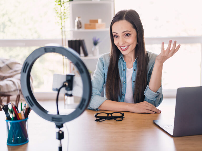 11 Dos and Don'ts What to Wear for a Zoom Interview (2023)