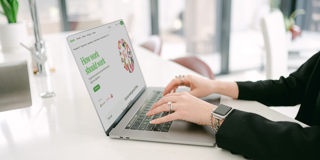 woman sends an accept offer message to a client on upwork